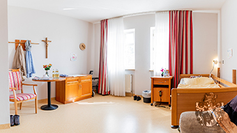 Pflegeimmobilie Schloss Fellheim Zimmer Einrichtung Juwel Immobilie