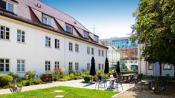 Pflegewohnungen Schloss Fellheim Bayern Innenhof Baum