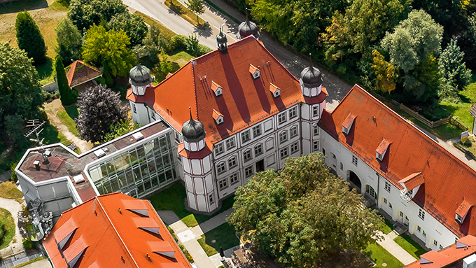 Luftaufnahme Pflegeheim Schloss Fellheim Kapitalanlage in Bayern Drohne